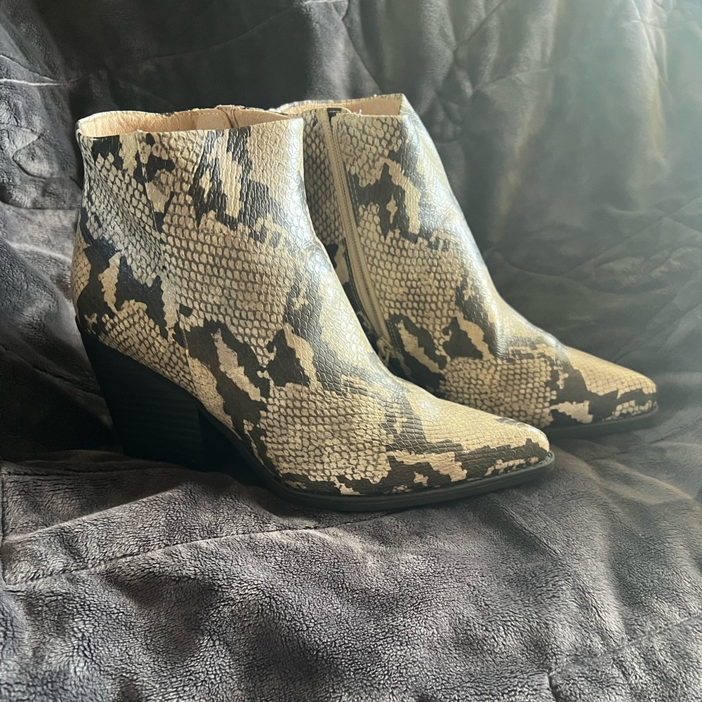 SOUL Naturalizer snakeskin ankle boots Size 8